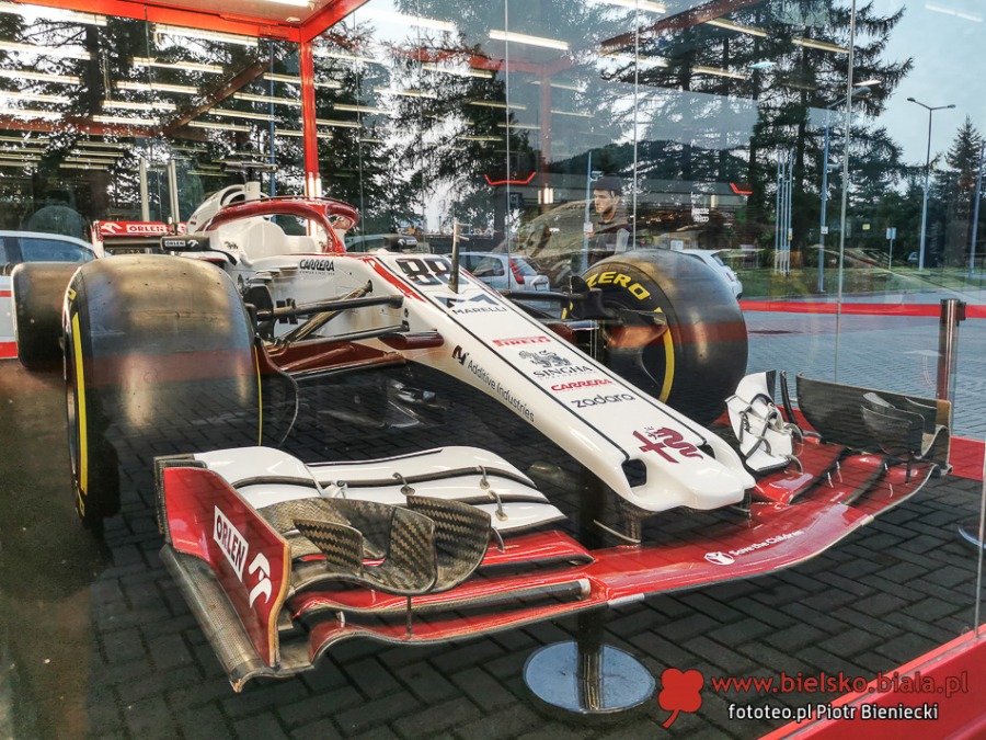 Bolid F1 w Bielsku-Białej. Wyścigówka zespołu Roberta Kubicy stoi na stacji Orlen - foto