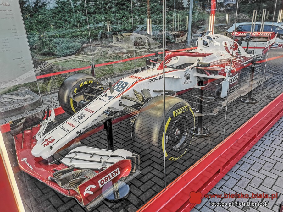 Bolid F1 w Bielsku-Białej. Wyścigówka zespołu Roberta Kubicy stoi na stacji Orlen - foto