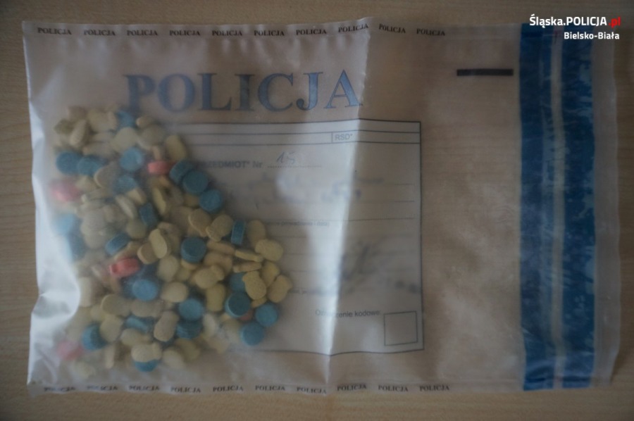 Policyjne przeszukanie na bielskim osiedlu. Mocne uderzenie w narkobiznes - foto
