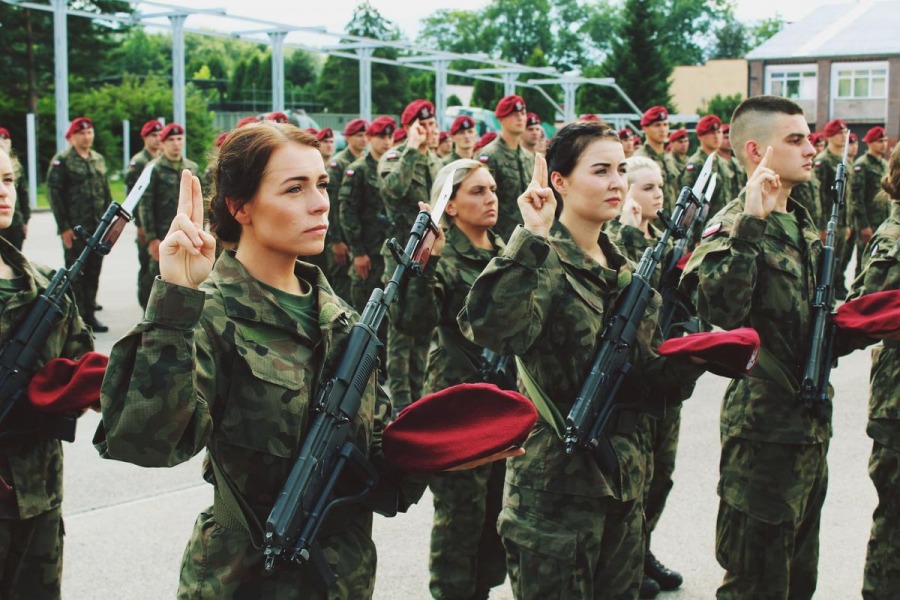 Uroczysta przysięga wojskowa jak za dawnych lat. Legia kusi studentów - foto