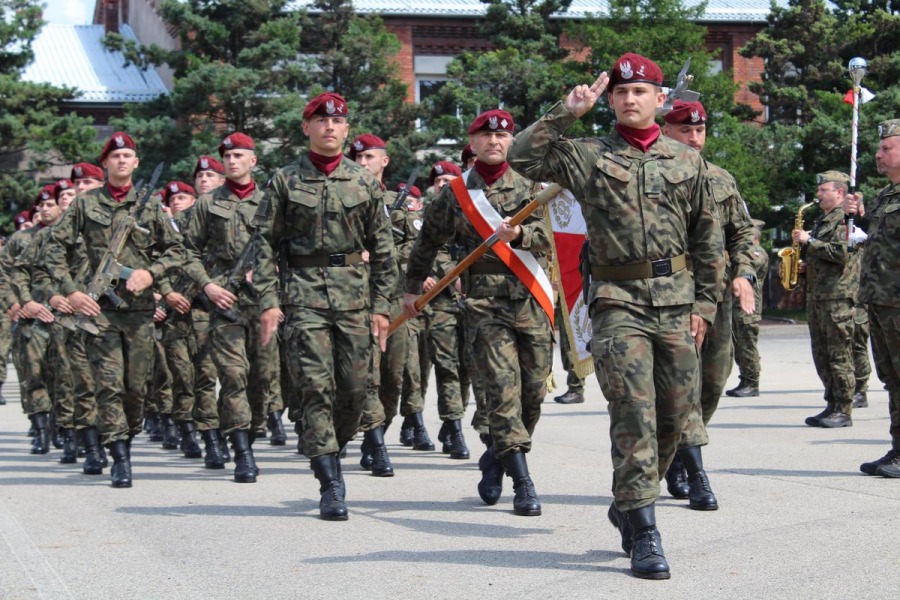 Uroczysta przysięga wojskowa jak za dawnych lat. Legia kusi studentów - foto