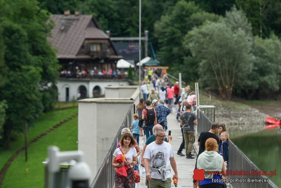 Tysiące zwiedzających na koronie zapory. Pokaz efektownych filmów ZDJĘCIA