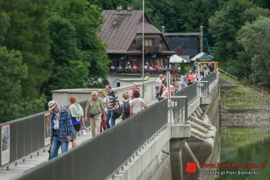 Tysiące zwiedzających na koronie zapory. Pokaz efektownych filmów ZDJĘCIA