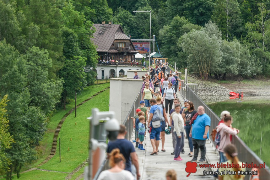 Tysiące zwiedzających na koronie zapory. Pokaz efektownych filmów ZDJĘCIA