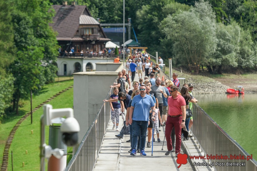 Tysiące zwiedzających na koronie zapory. Pokaz efektownych filmów ZDJĘCIA
