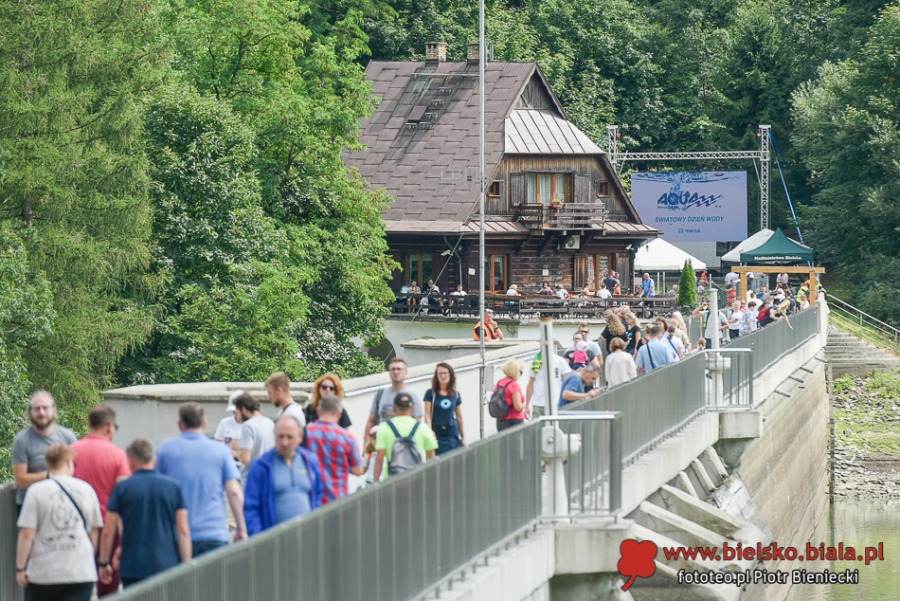 Tysiące zwiedzających na koronie zapory. Pokaz efektownych filmów ZDJĘCIA