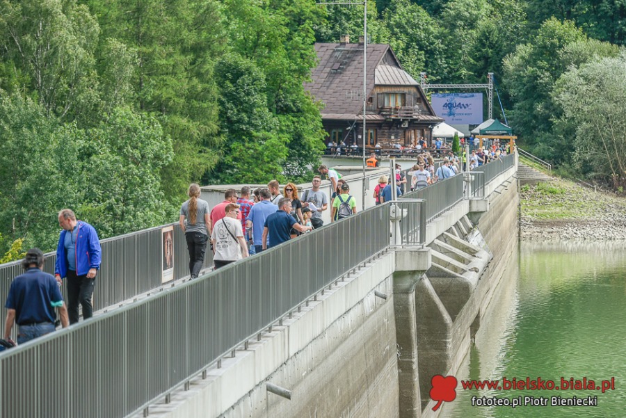 Tysiące zwiedzających na koronie zapory. Pokaz efektownych filmów ZDJĘCIA