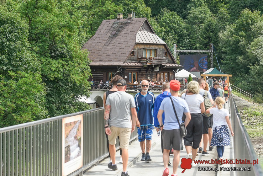 Tysiące zwiedzających na koronie zapory. Pokaz efektownych filmów ZDJĘCIA