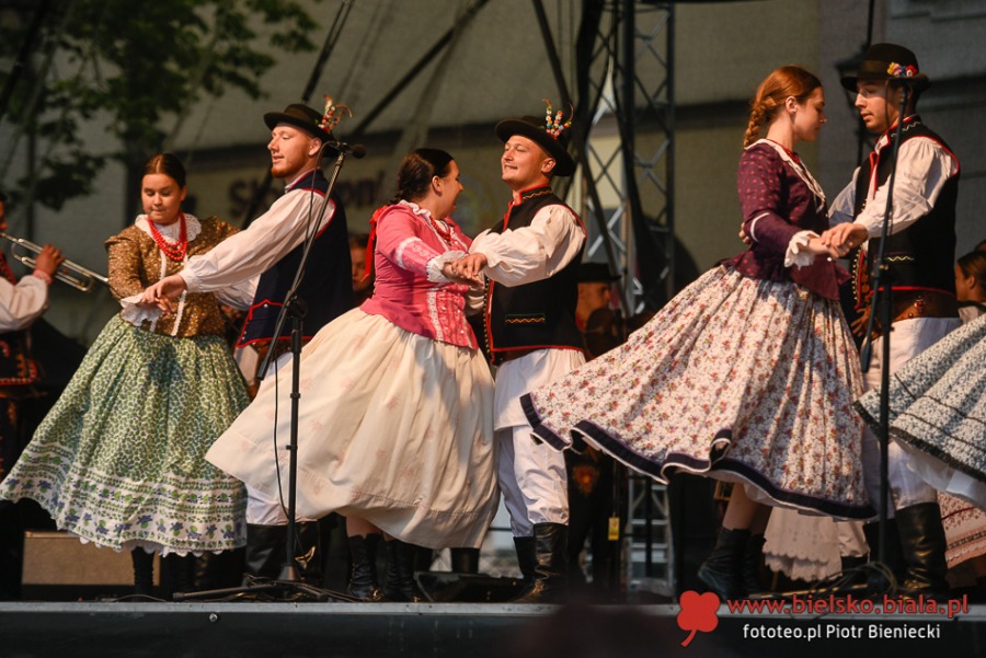 Zachwycający pokaz na bielskim Rynku. Publiczność była urzeczona ZDJĘCIA