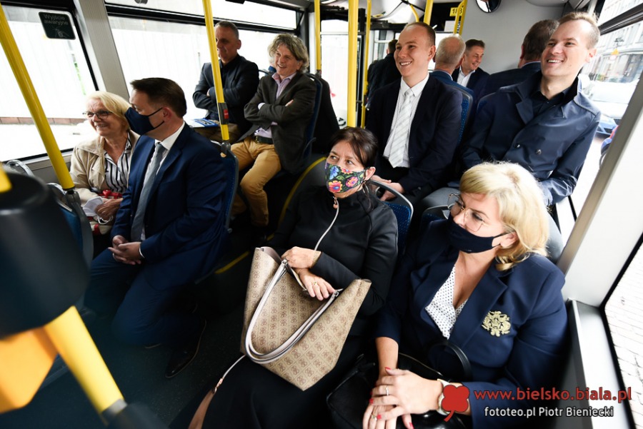 Pomarańczowe święto na Cieszyńskiej. Urzędnicy przyjechali autobusami ZDJĘCIA