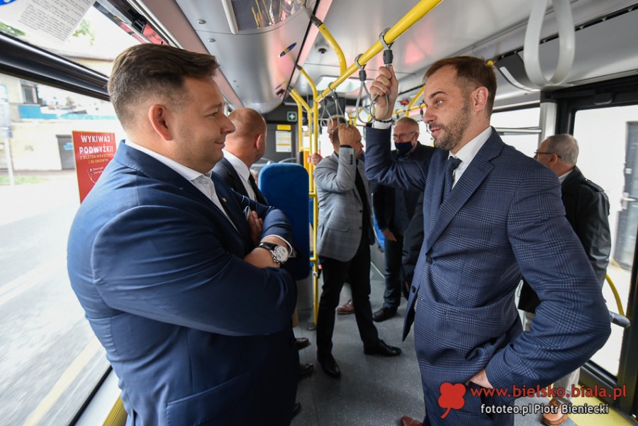 Pomarańczowe święto na Cieszyńskiej. Urzędnicy przyjechali autobusami ZDJĘCIA