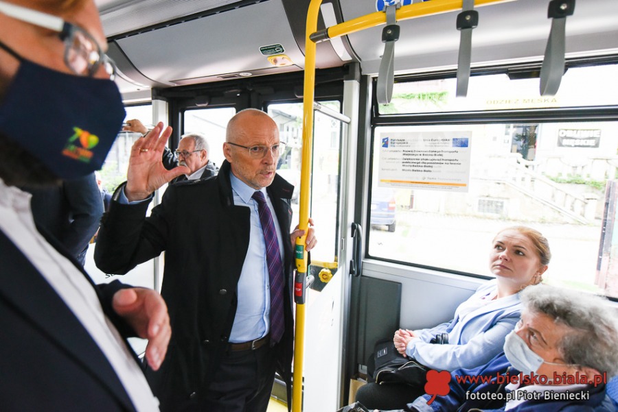 Pomarańczowe święto na Cieszyńskiej. Urzędnicy przyjechali autobusami ZDJĘCIA