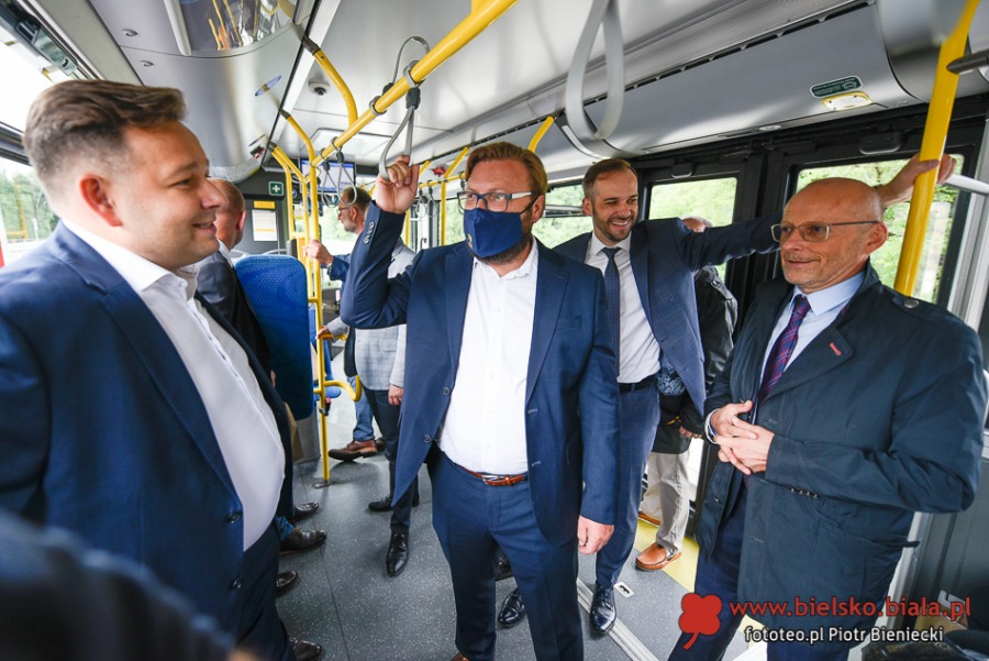 Pomarańczowe święto na Cieszyńskiej. Urzędnicy przyjechali autobusami ZDJĘCIA