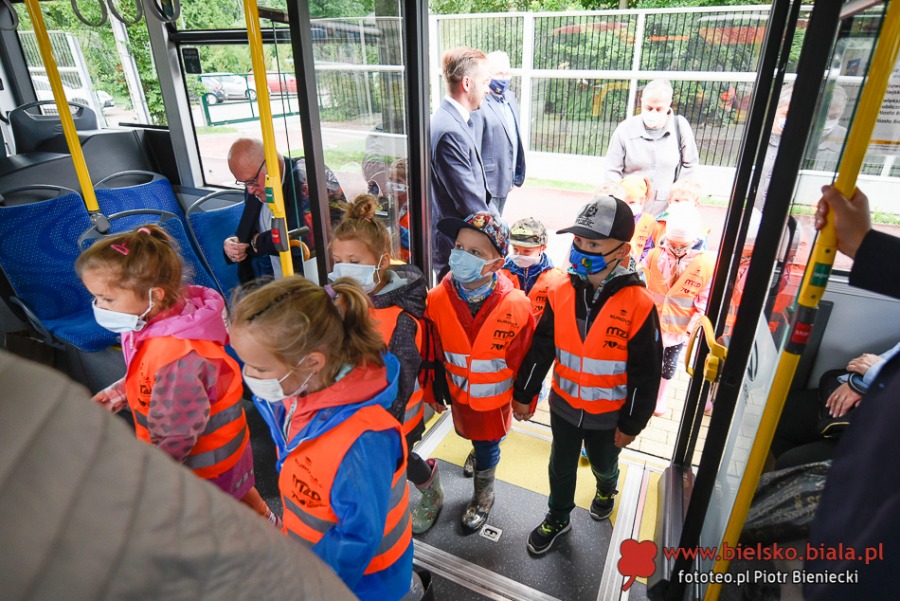 Pomarańczowe święto na Cieszyńskiej. Urzędnicy przyjechali autobusami ZDJĘCIA