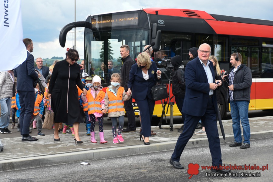 Pomarańczowe święto na Cieszyńskiej. Urzędnicy przyjechali autobusami ZDJĘCIA