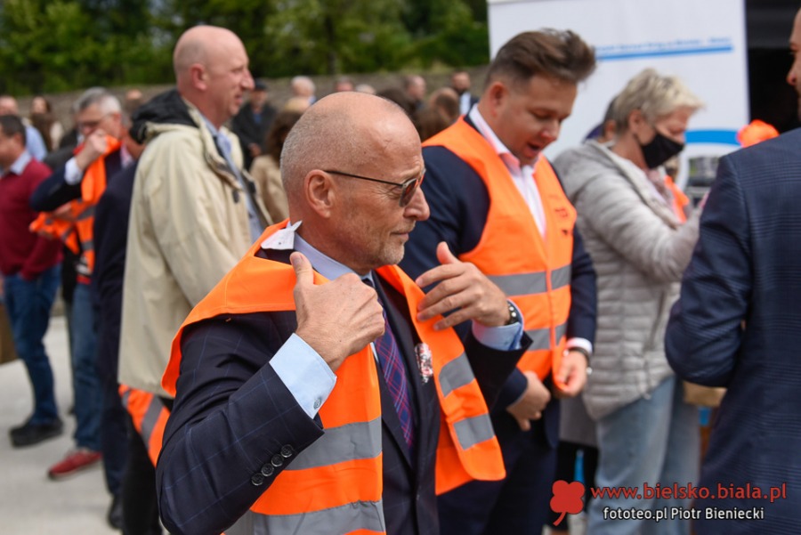 Pomarańczowe święto na Cieszyńskiej. Urzędnicy przyjechali autobusami ZDJĘCIA