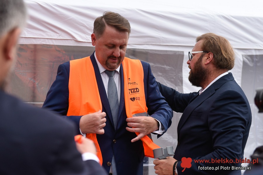 Pomarańczowe święto na Cieszyńskiej. Urzędnicy przyjechali autobusami ZDJĘCIA