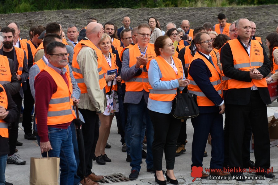Pomarańczowe święto na Cieszyńskiej. Urzędnicy przyjechali autobusami ZDJĘCIA