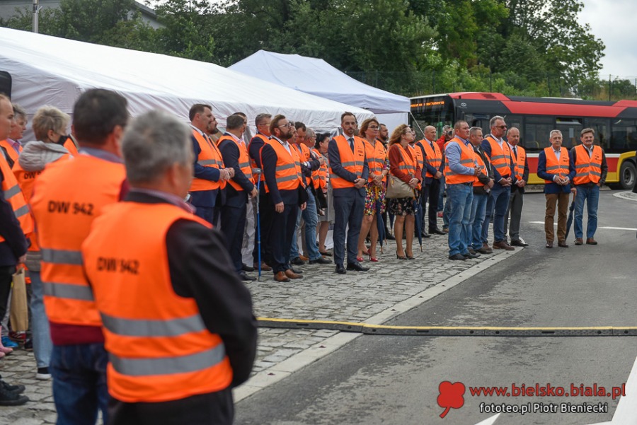 Pomarańczowe święto na Cieszyńskiej. Urzędnicy przyjechali autobusami ZDJĘCIA
