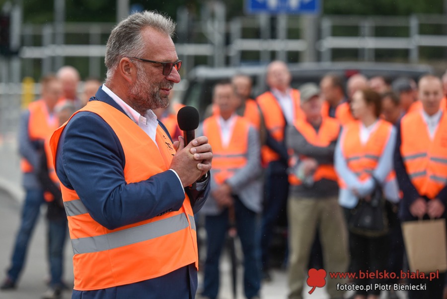 Pomarańczowe święto na Cieszyńskiej. Urzędnicy przyjechali autobusami ZDJĘCIA