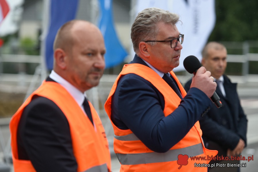 Pomarańczowe święto na Cieszyńskiej. Urzędnicy przyjechali autobusami ZDJĘCIA
