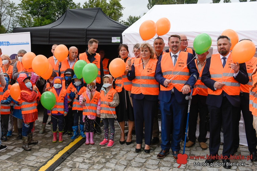 Pomarańczowe święto na Cieszyńskiej. Urzędnicy przyjechali autobusami ZDJĘCIA
