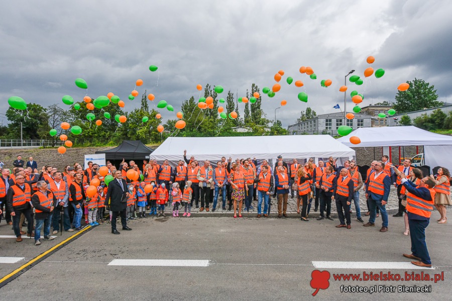 Pomarańczowe święto na Cieszyńskiej. Urzędnicy przyjechali autobusami ZDJĘCIA