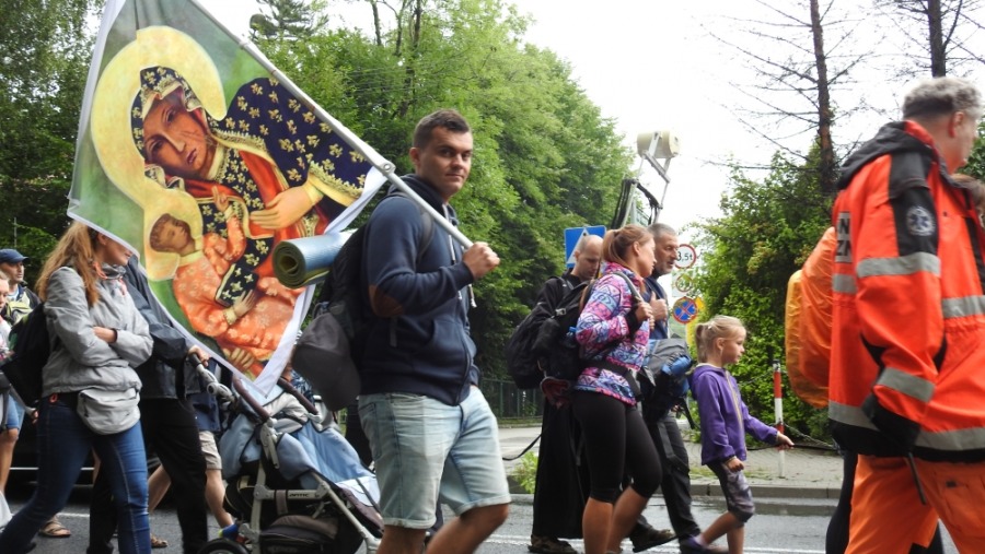 Bielszczanie idą na Jasną Górę. Liczbę pielgrzymów wyznaczył inspektor sanitarny - foto