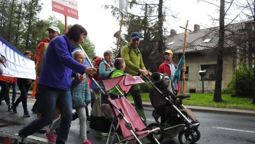 Bielszczanie idą na Jasną Górę. Liczbę pielgrzymów wyznaczył inspektor sanitarny - foto