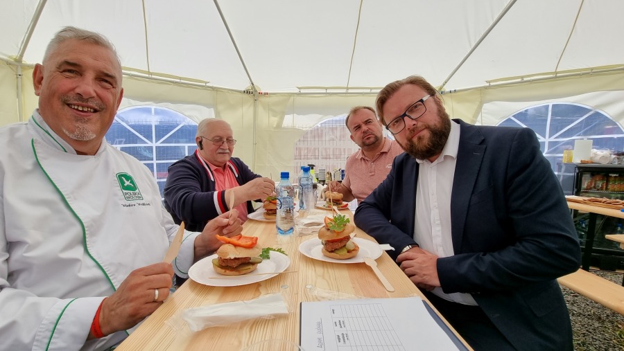 Strażacka kuchnia na wapienickiej Giełdzie. Zaskoczyli nawet smakoszy (zdjęcia, wideo)
