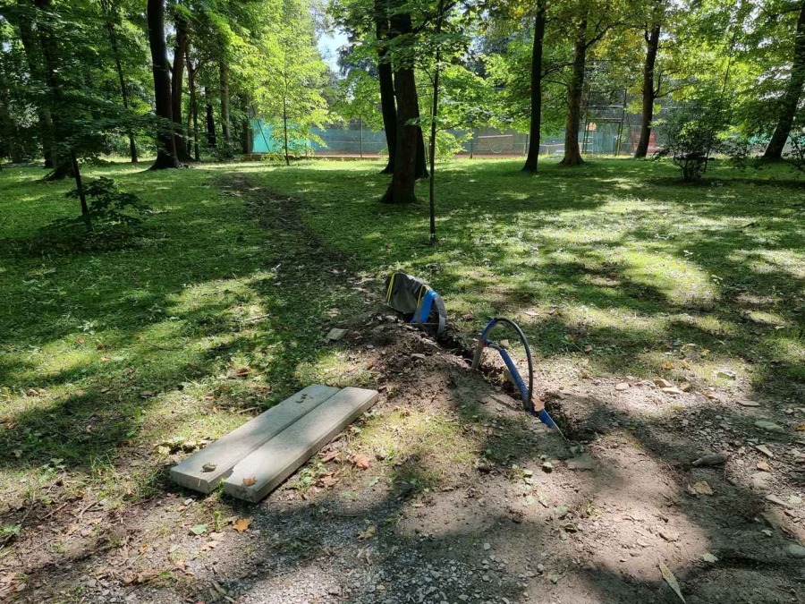 Z parku usunięto wszystkie ławki. Jak w takich warunkach odpoczywać?