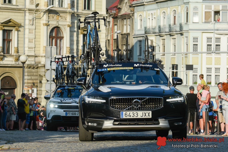 Gwiazdy kolarstwa na ulicach Bielska-Białej. Dwie niebezpieczne kraksy tuż przed metą ZDJĘCIA