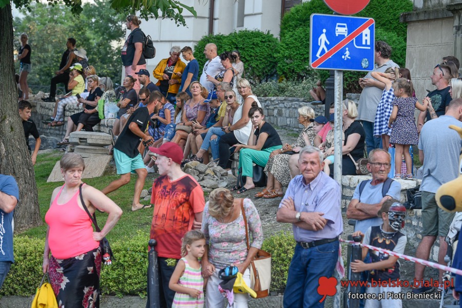 Gwiazdy kolarstwa na ulicach Bielska-Białej. Dwie niebezpieczne kraksy tuż przed metą ZDJĘCIA
