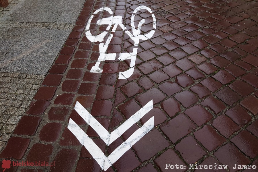 Uwaga kierowcy i piesi w centrum Bielska-Białej. Na ulicach pojawiają się piktogramy - foto