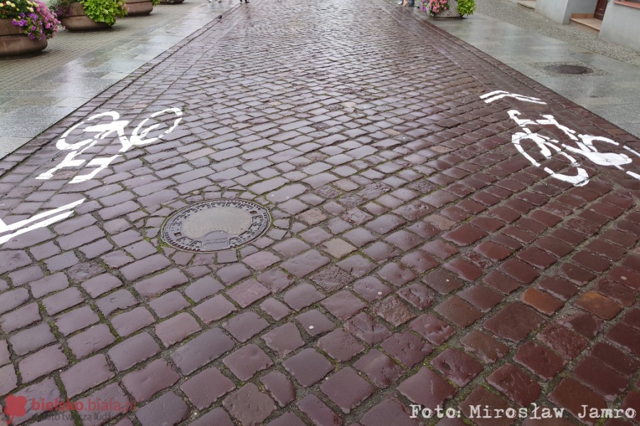 Uwaga kierowcy i piesi w centrum Bielska-Białej. Na ulicach pojawiają się piktogramy - foto