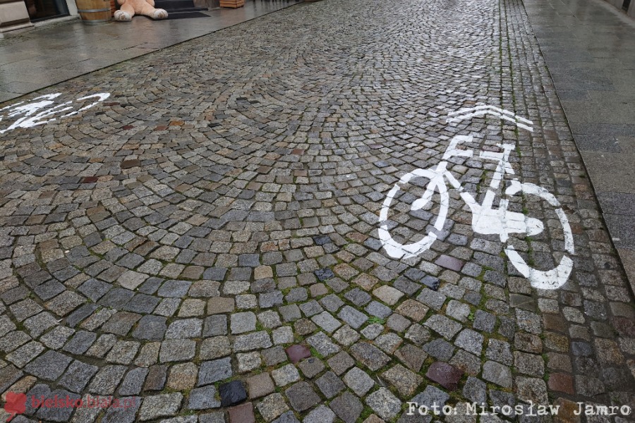 Uwaga kierowcy i piesi w centrum Bielska-Białej. Na ulicach pojawiają się piktogramy - foto