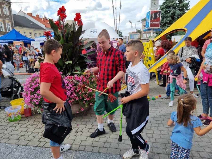 Sztuczki na placu Wojska Polskiego. Atrakcje dla najstarszych i najmłodszych ZDJĘCIA