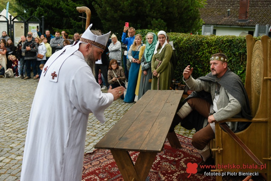 Piknik marzeń. Tłumy w średniowiecznej wiosce w Starym Bielsku ZDJĘCIA