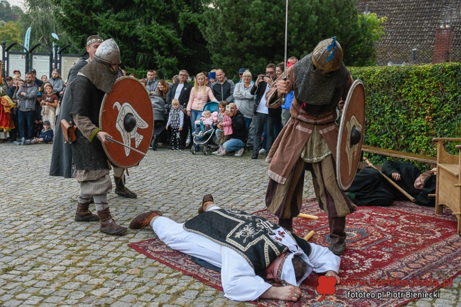 Piknik marzeń. Tłumy w średniowiecznej wiosce w Starym Bielsku ZDJĘCIA