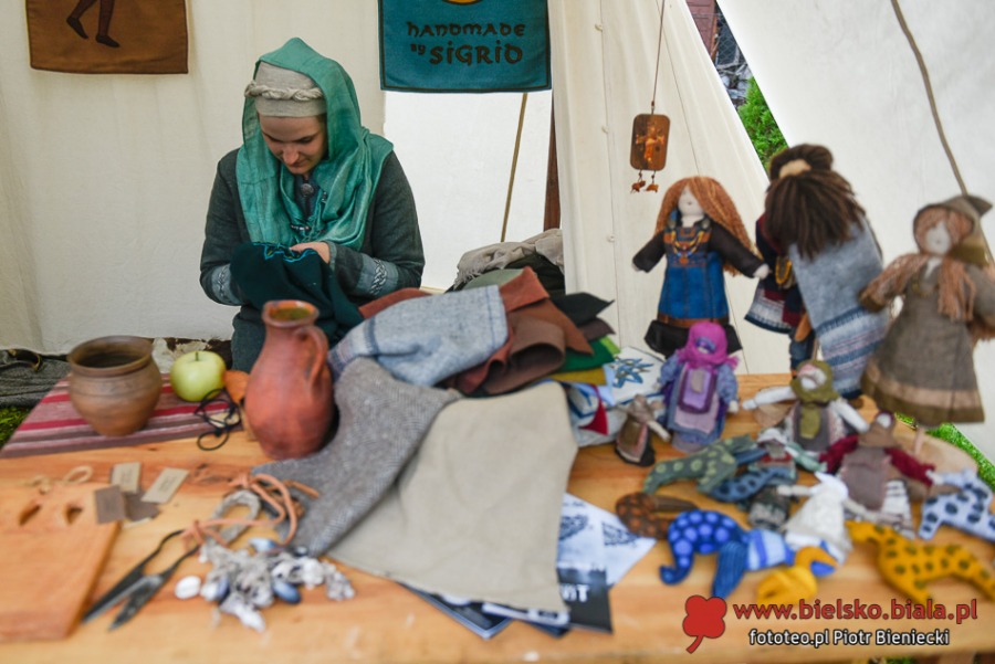 Piknik marzeń. Tłumy w średniowiecznej wiosce w Starym Bielsku ZDJĘCIA
