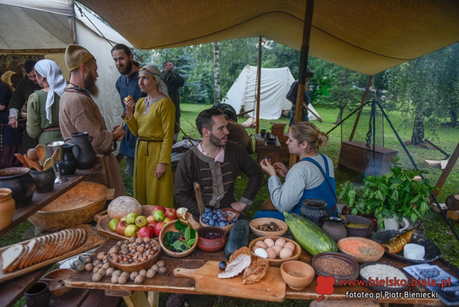 Piknik marzeń. Tłumy w średniowiecznej wiosce w Starym Bielsku ZDJĘCIA