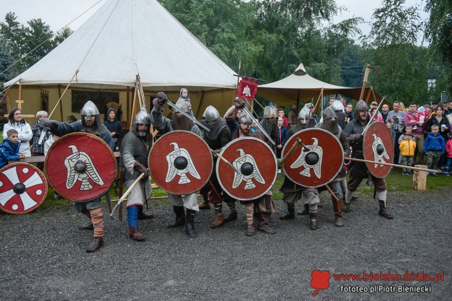 Piknik marzeń. Tłumy w średniowiecznej wiosce w Starym Bielsku ZDJĘCIA