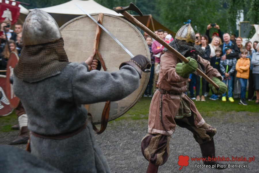 Piknik marzeń. Tłumy w średniowiecznej wiosce w Starym Bielsku ZDJĘCIA
