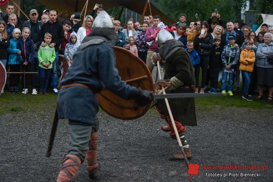 Piknik marzeń. Tłumy w średniowiecznej wiosce w Starym Bielsku ZDJĘCIA