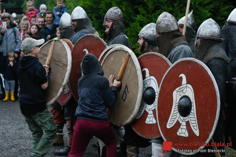 Piknik marzeń. Tłumy w średniowiecznej wiosce w Starym Bielsku ZDJĘCIA