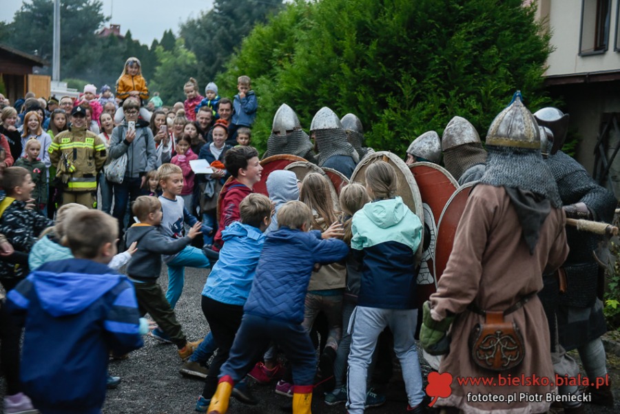 Piknik marzeń. Tłumy w średniowiecznej wiosce w Starym Bielsku ZDJĘCIA