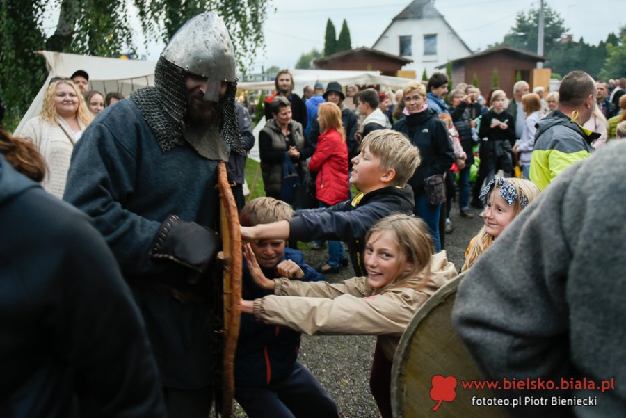 Piknik marzeń. Tłumy w średniowiecznej wiosce w Starym Bielsku ZDJĘCIA