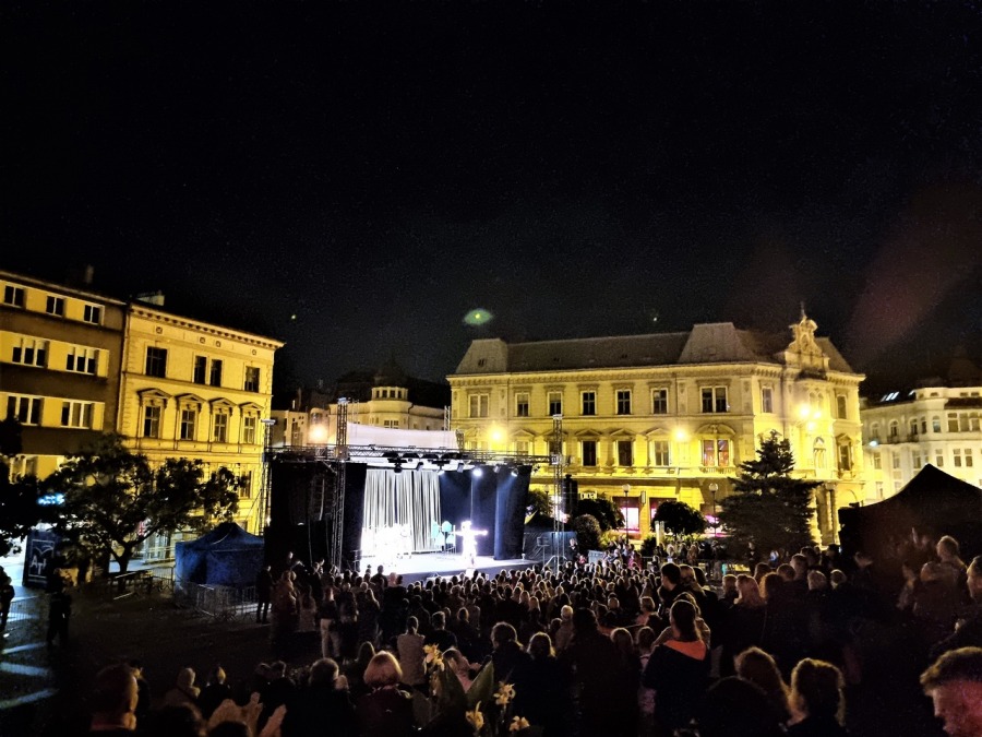 Tłumy widzów na placu Chrobrego. Ruchoma kamienica przy ul. Mickiewicza ZDJĘCIA