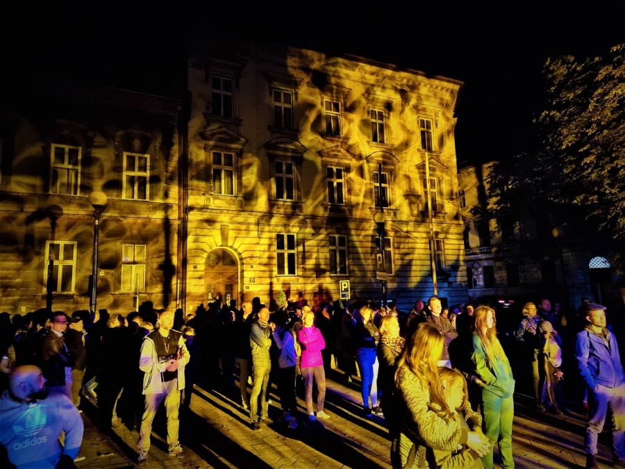 Tłumy widzów na placu Chrobrego. Ruchoma kamienica przy ul. Mickiewicza ZDJĘCIA