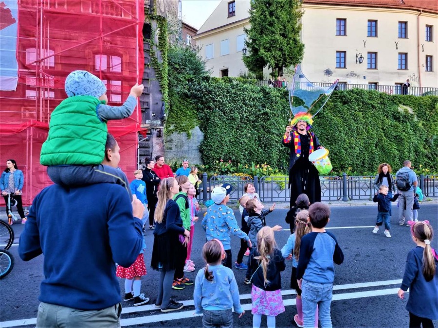 Tłumy na zamkniętej Zamkowej. Niezwykła sceneria koncertu dla Pani Marii ZDJĘCIA